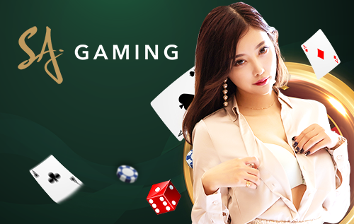 SA GAMING ผู้ให้บริการเกมคาสิโนออนไลน์ชั้นนำในเอเชีย นำเสนอโดยดีลเลอร์สาวสวยในชุดสีขาว พร้อมด้วยไพ่และลูกเต๋าเดิมพัน